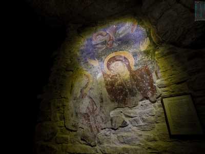 ...e il terzo il Compianto sul Cristo morto. Valorizzati da lumi, rappresentano per� solo una parte delle decorazioni che un tempo avvolgevano le pareti della grotta